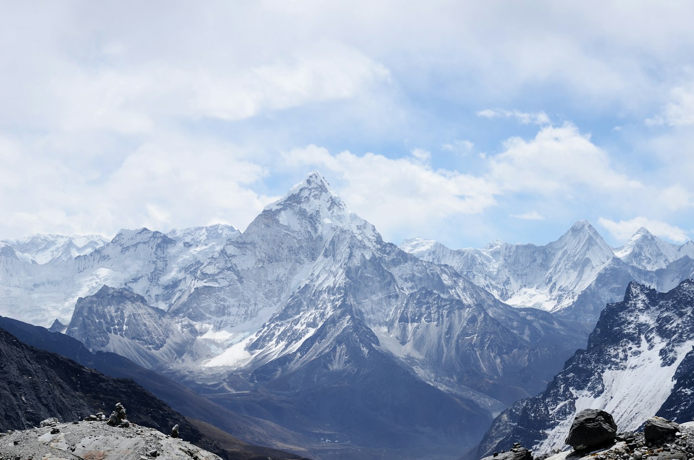 山峰與雲層的攝影情境素材